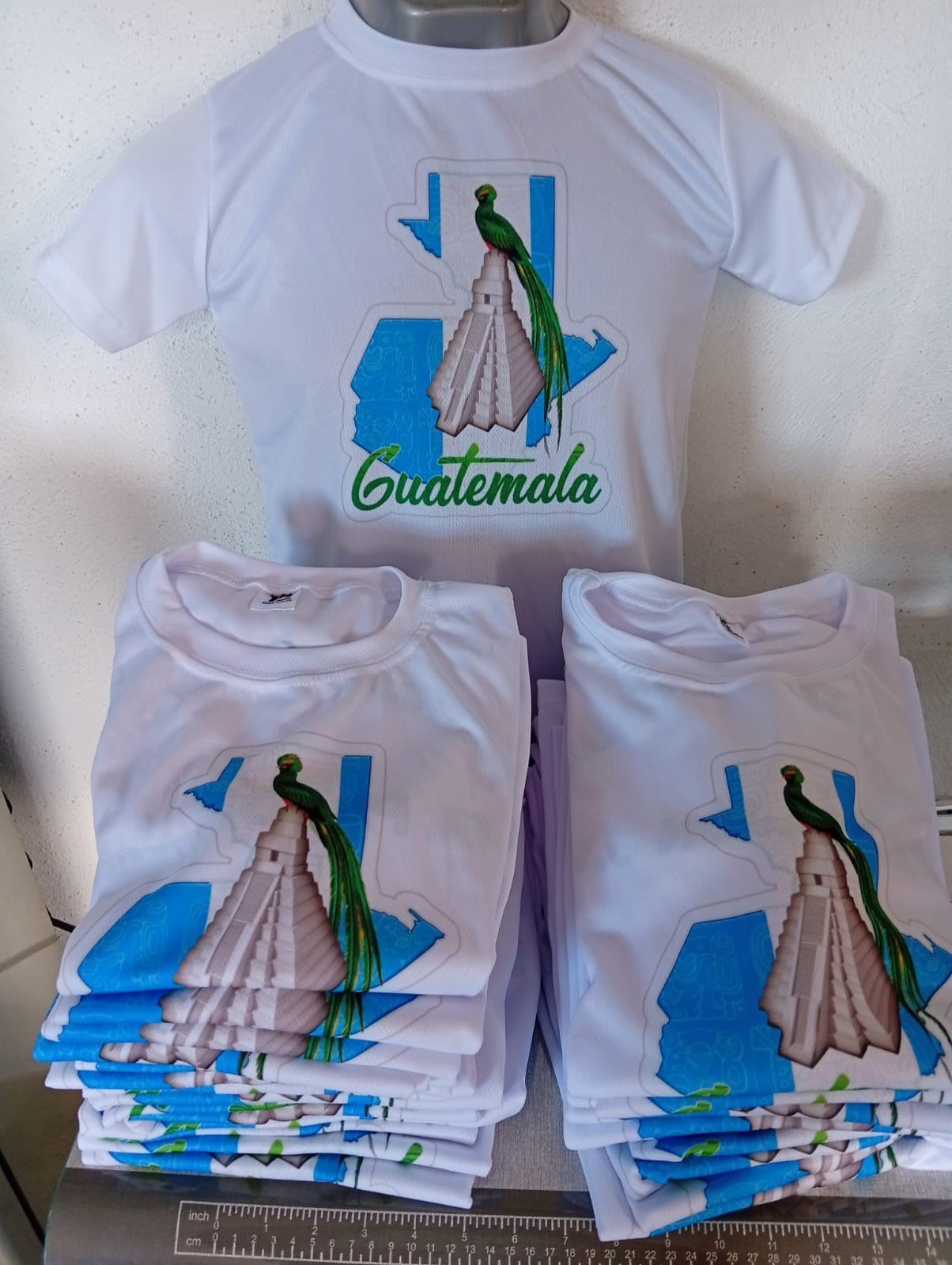 Playeras blancas con diseño de Guatemala, fotografía de Uniformes Evolution